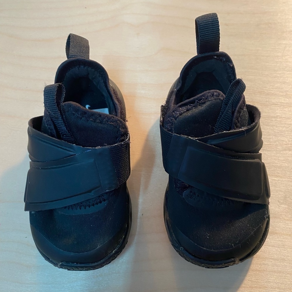 Nike Flyease Sneakers size 4C (CU)